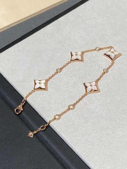 [BLAUE TRÄNEN]ARMBAND AUS ROTGOLD MIT 4 STERNENMOTIVEN UND DIAMANTEN