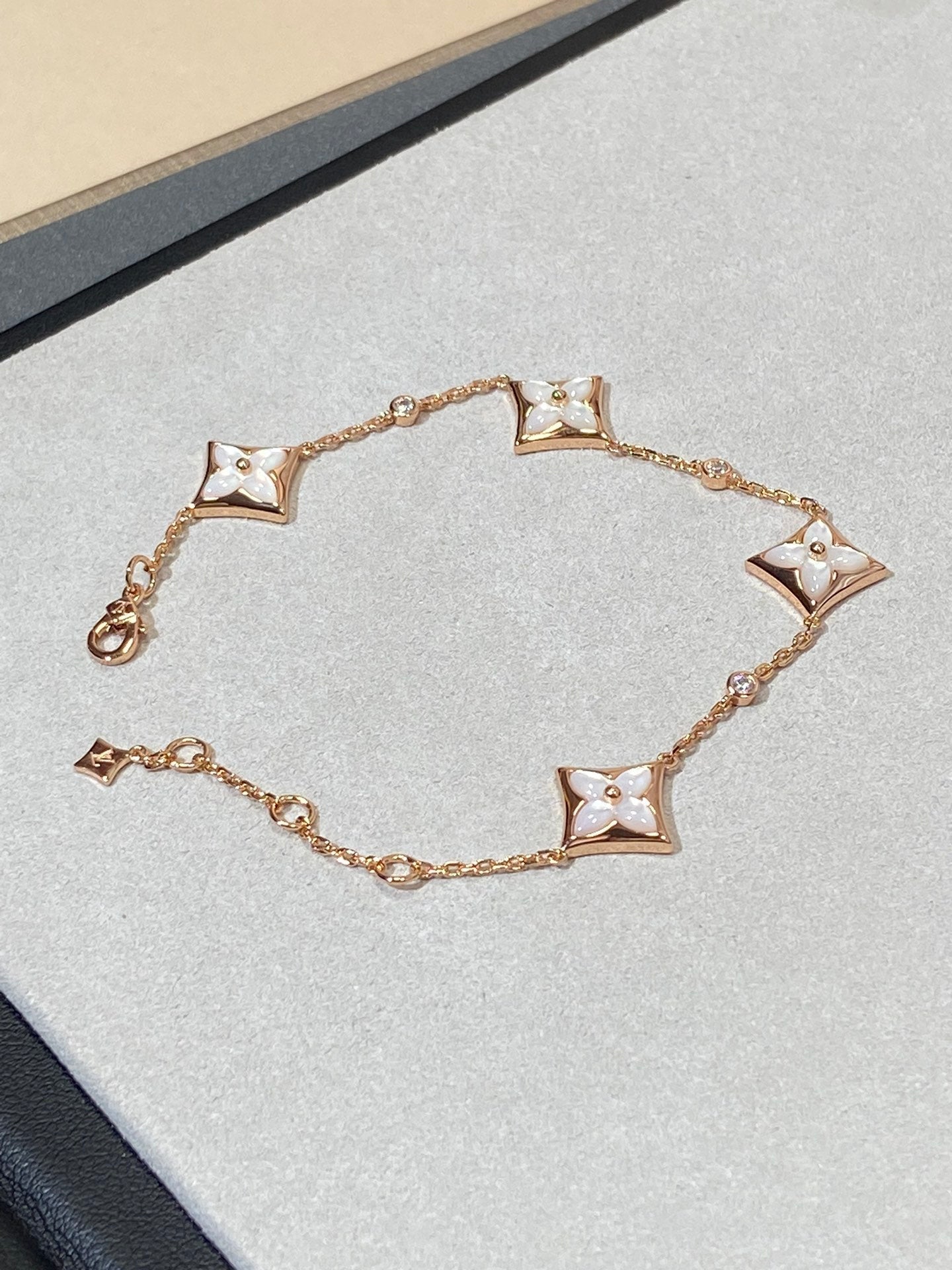 [BLAUE TRÄNEN]ARMBAND AUS ROTGOLD MIT 4 STERNENMOTIVEN UND DIAMANTEN