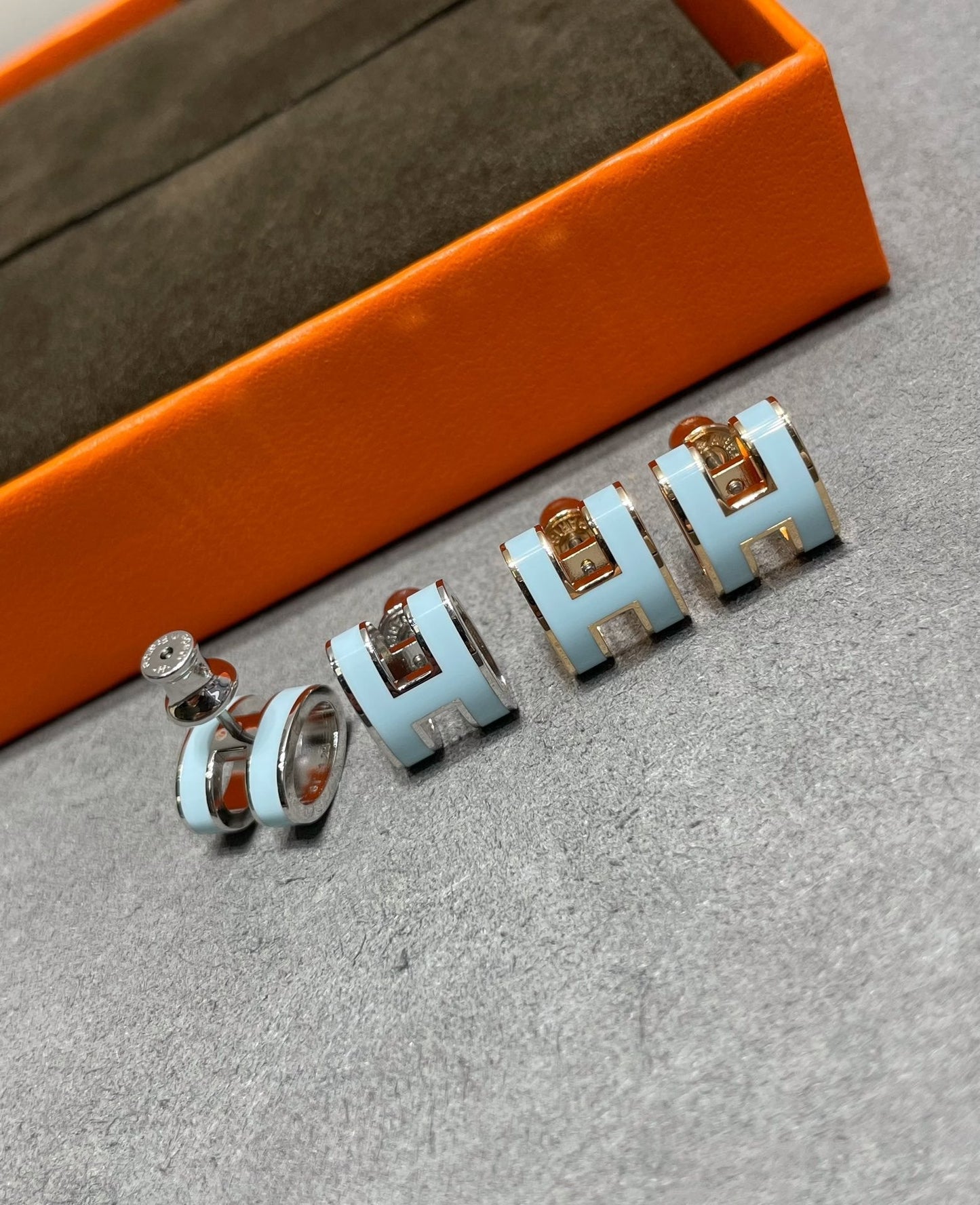 [BLAUE TRÄNEN] POP ​​H HIMMELBLAU OHRSTECKER