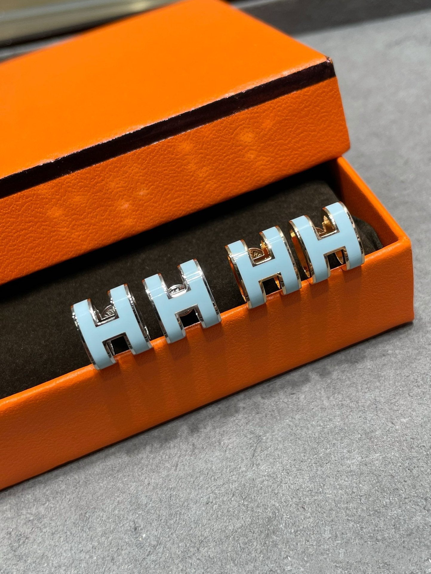 [BLAUE TRÄNEN] POP ​​H HIMMELBLAU OHRSTECKER