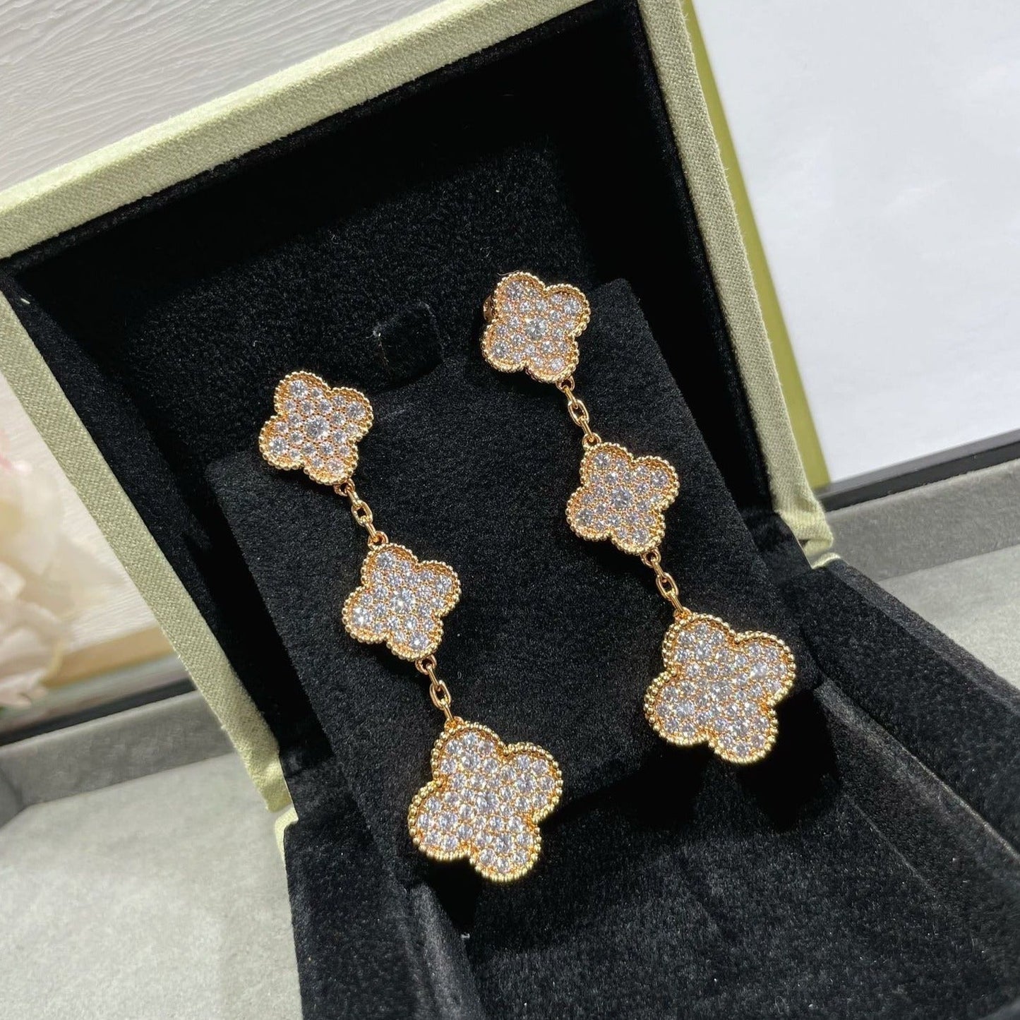[ブルーティアーズ]クローバー 3モチーフ ダイヤモンドパヴェ ローズゴールド ピアス