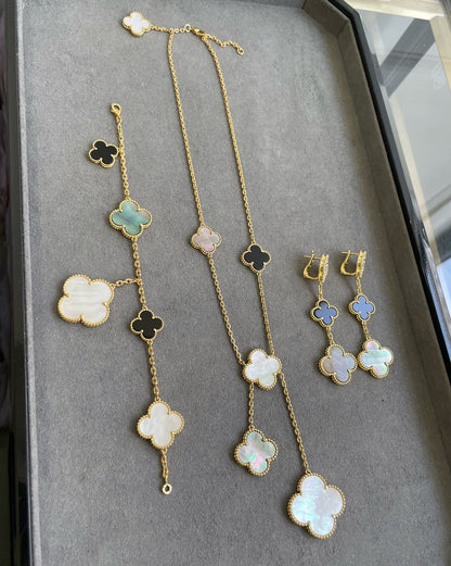 [BLUE TEARS]クローバー 3モチーフ モップ オニキス ダークモップ ピンクゴールド ピアス
