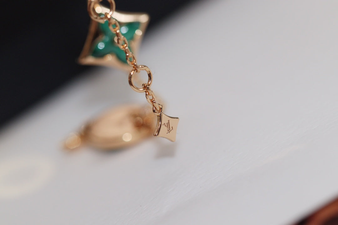 [BLAUE TRÄNEN]ARMBAND AUS ROTGOLD MIT MALACHIT UND STERNEN UND SONNE