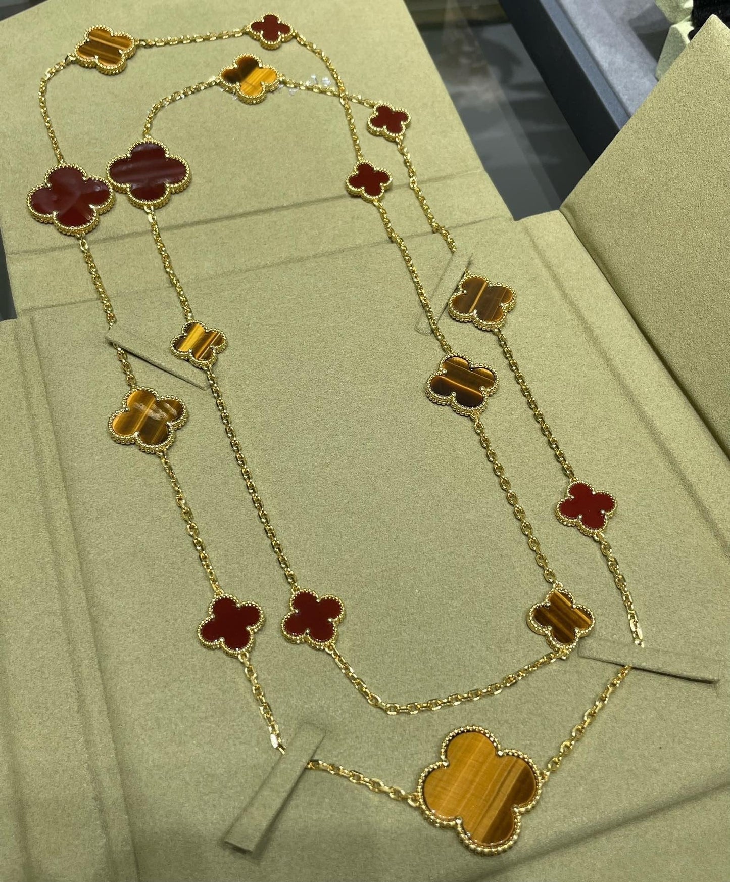 [BLAUE TRÄNEN] HALSKETTE MIT KLEEBLATT UND 16 MOTIV, KARNEOL UND TIGERAUGE, ROSÉGOLD