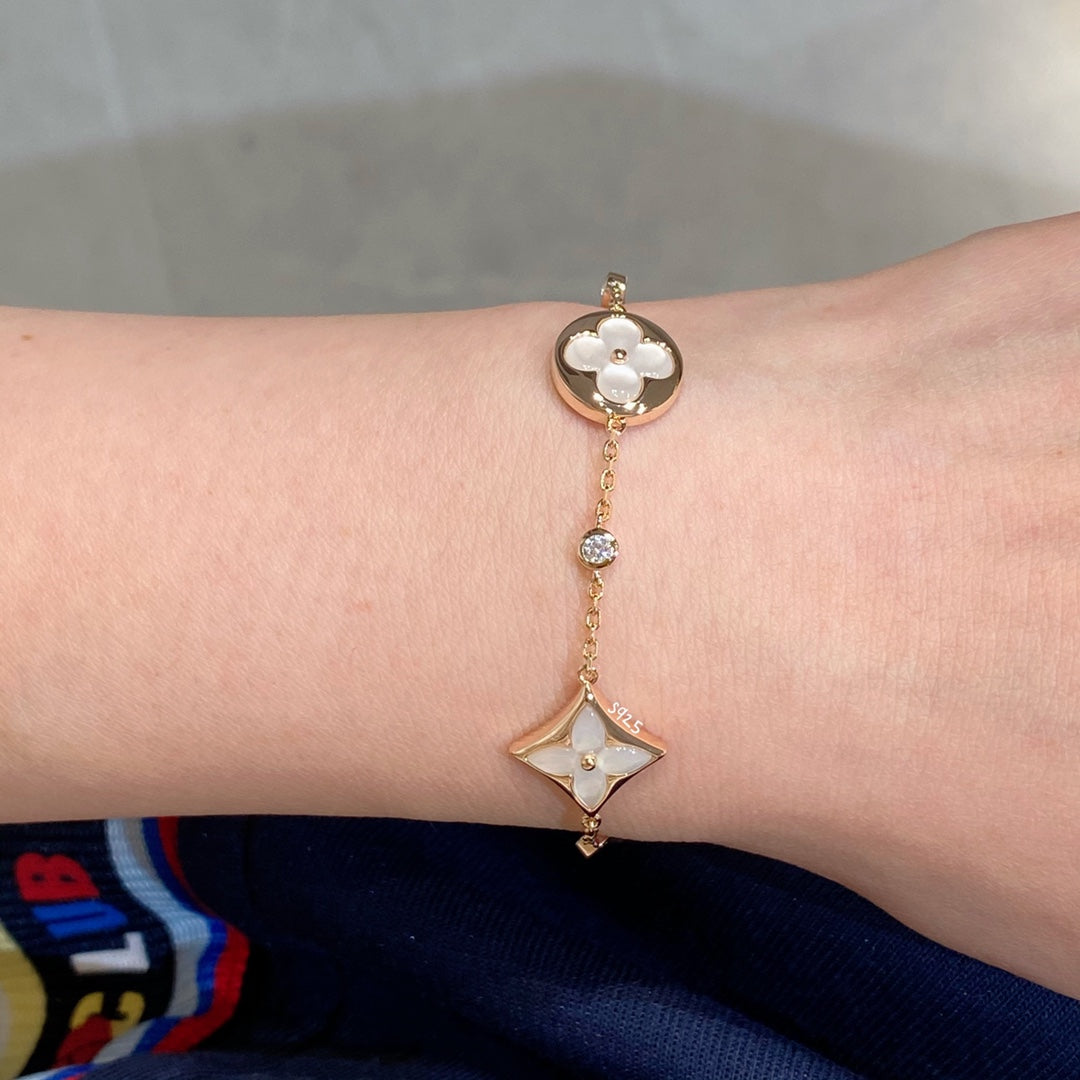 [BLAUE TRÄNEN] ARMBAND MIT 4 MOTIV-STERNEN UND SONNEN, WEISSEM MOP-ROSÉGOLD 