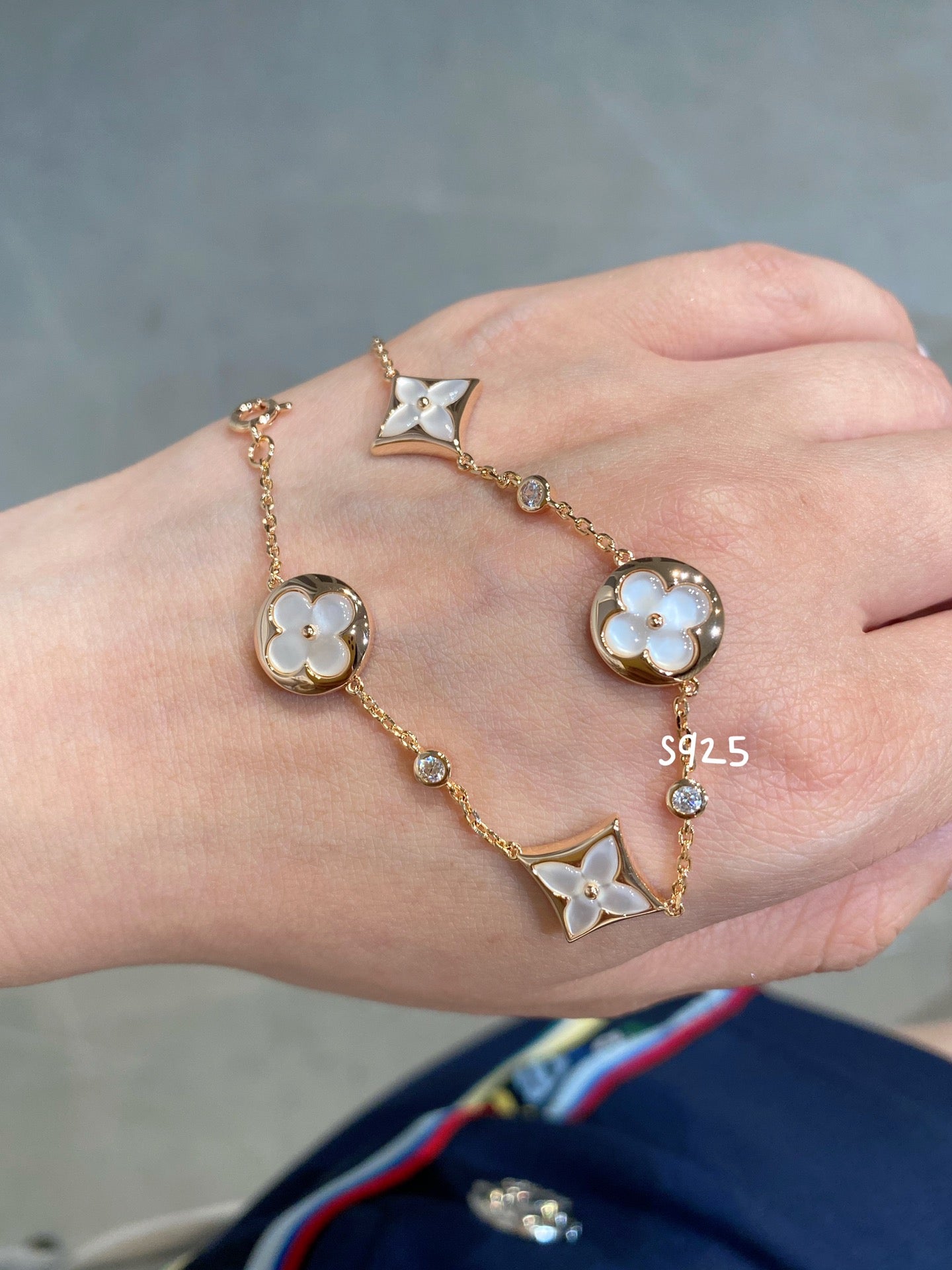 [BLAUE TRÄNEN] ARMBAND MIT 4 MOTIV-STERNEN UND SONNEN, WEISSEM MOP-ROSÉGOLD 