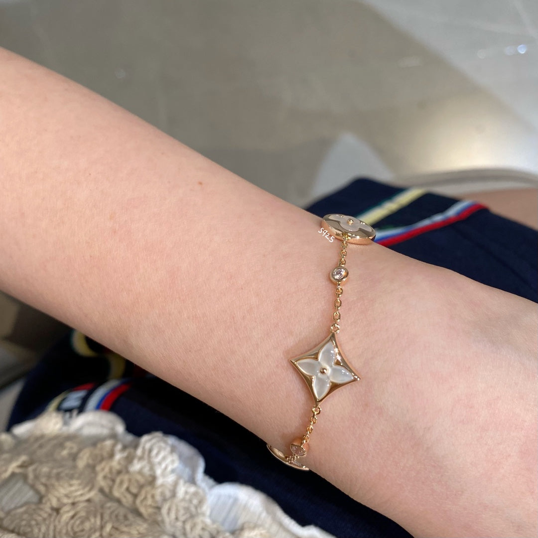 [BLAUE TRÄNEN] ARMBAND MIT 4 MOTIV-STERNEN UND SONNEN, WEISSEM MOP-ROSÉGOLD 
