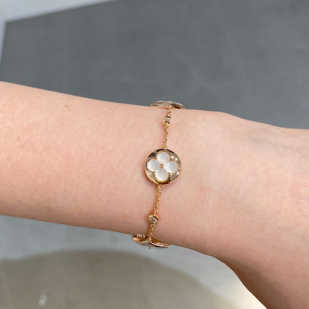 [BLAUE TRÄNEN] ARMBAND MIT 4 MOTIV-STERNEN UND SONNEN, WEISSEM MOP-ROSÉGOLD 