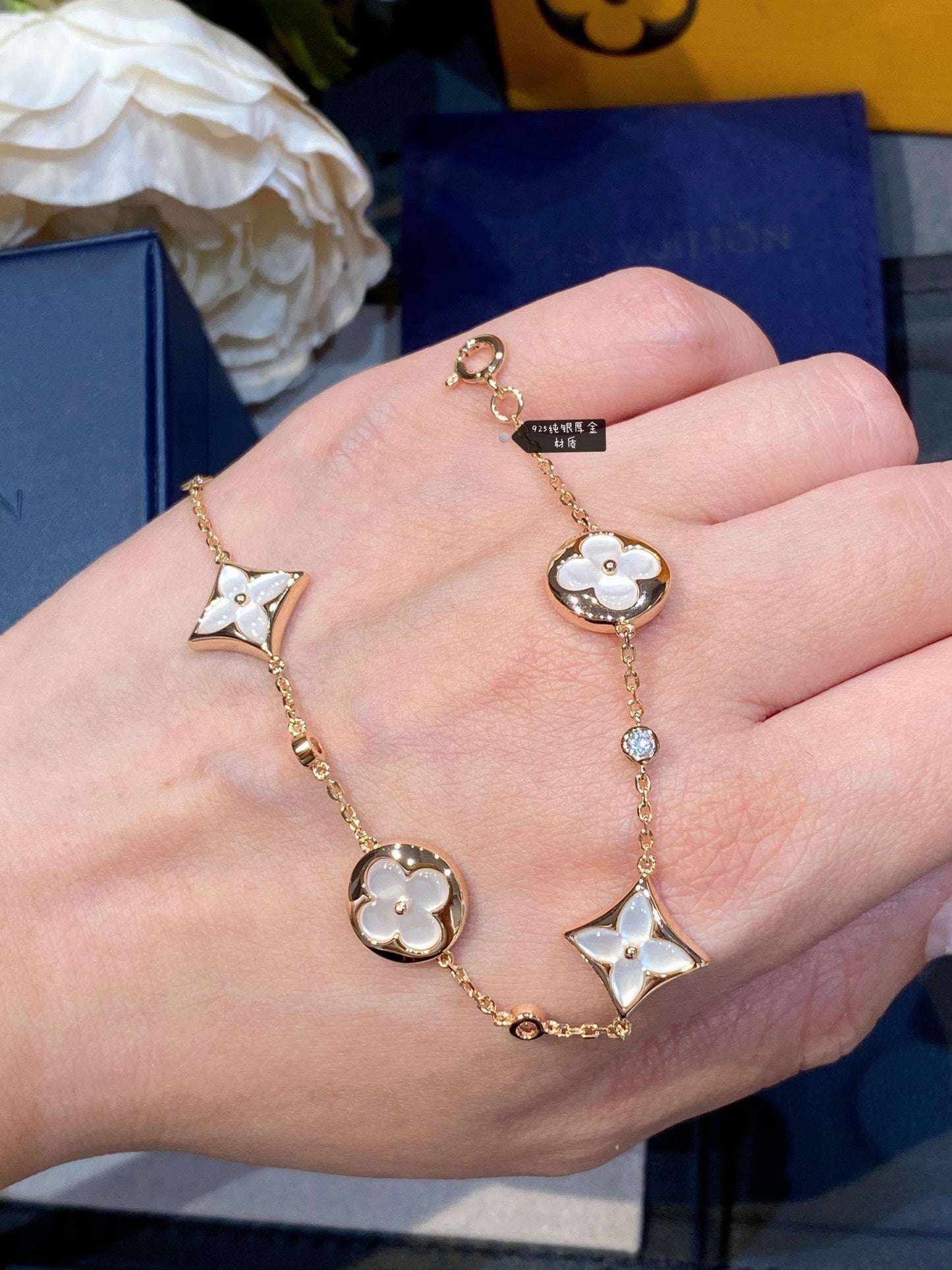 [BLAUE TRÄNEN] ARMBAND MIT 4 MOTIV-STERNEN UND SONNEN, WEISSEM MOP-ROSÉGOLD 