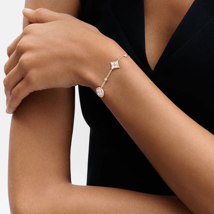 [BLAUE TRÄNEN] ARMBAND MIT 4 MOTIV-STERNEN UND SONNEN, WEISSEM MOP-ROSÉGOLD 