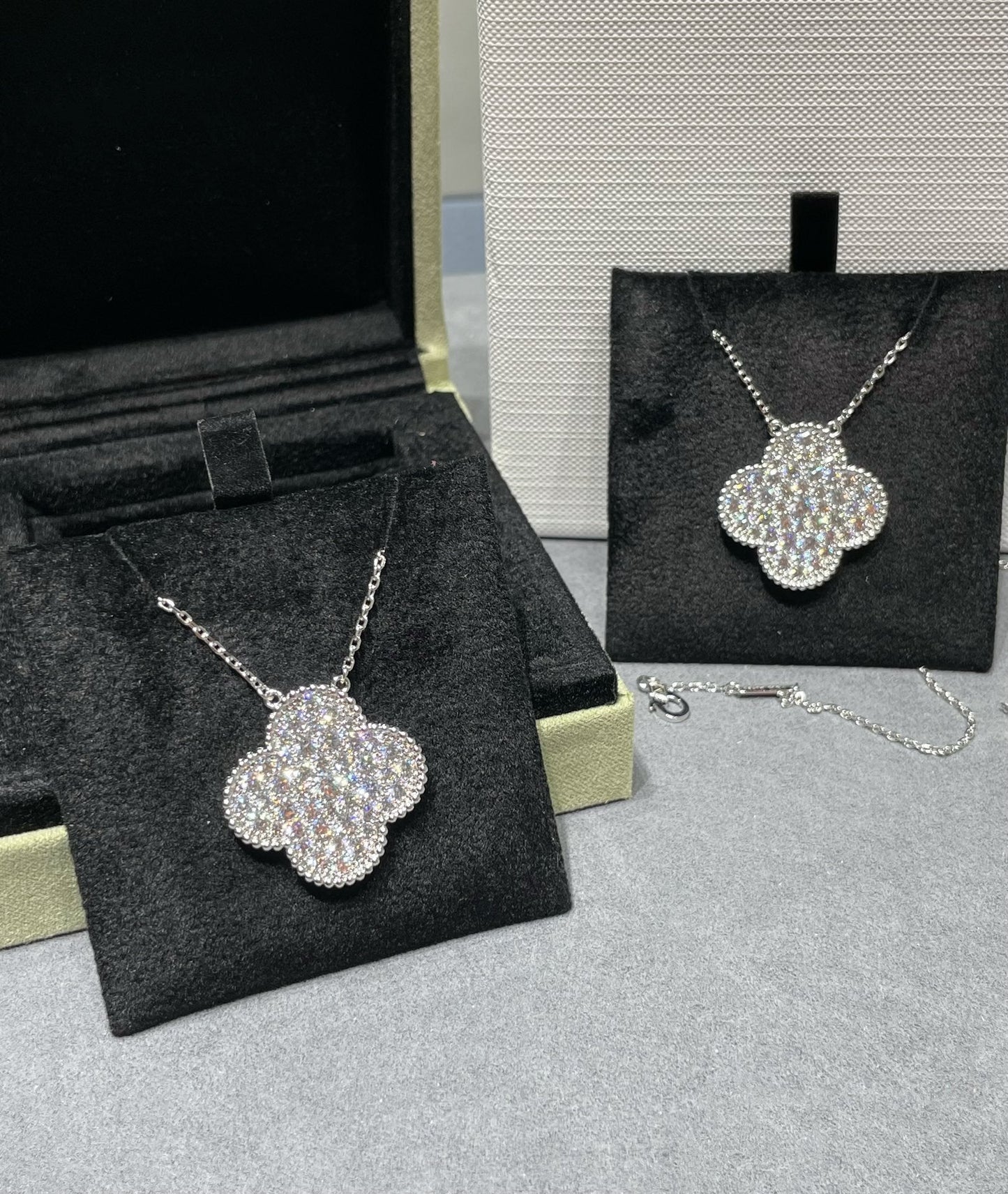 [Blaue Tränen]Clover 25mm großer Anhänger mit Diamanten besetzte Silberkette