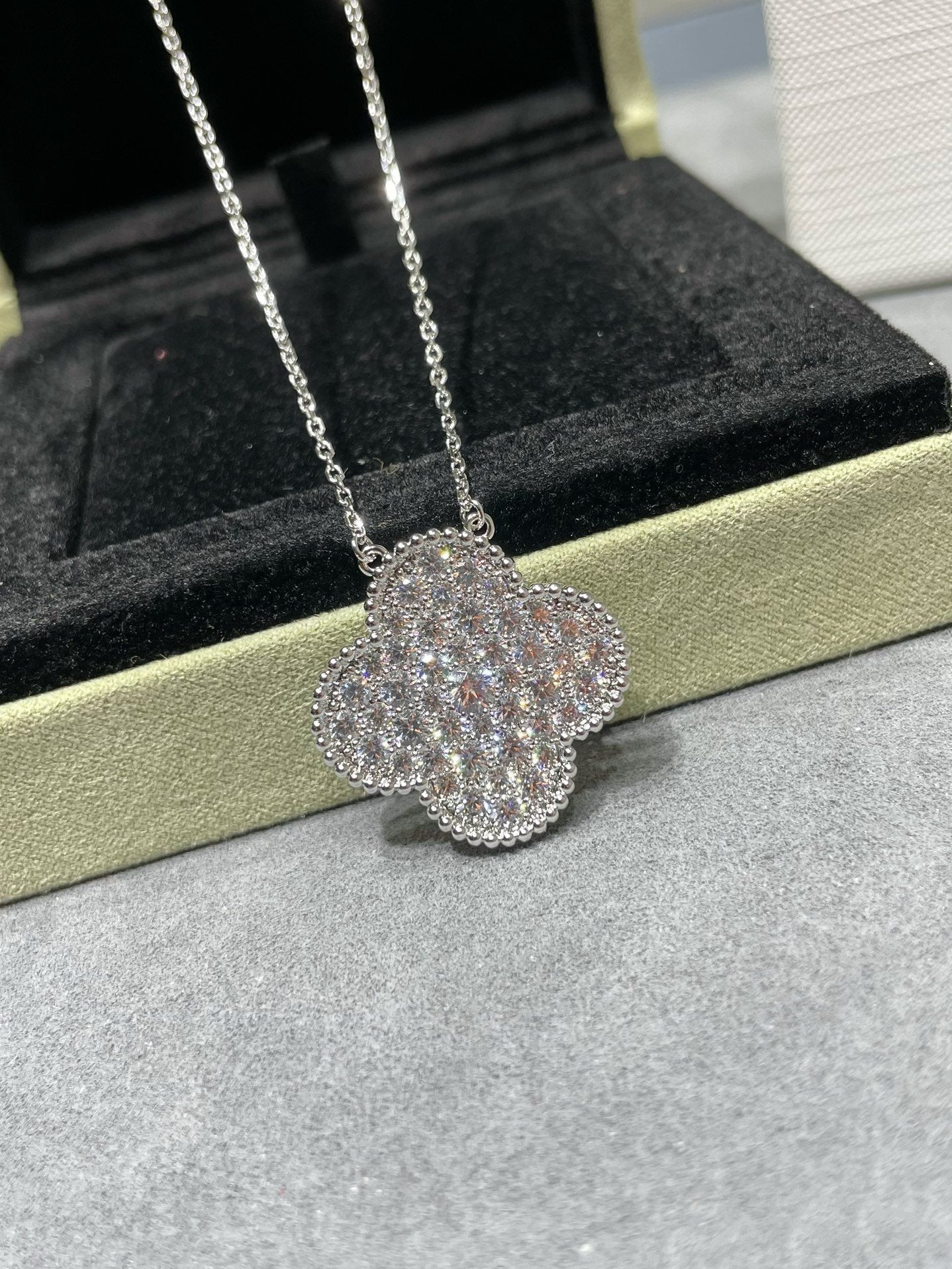 [Blaue Tränen]Clover 25mm großer Anhänger mit Diamanten besetzte Silberkette
