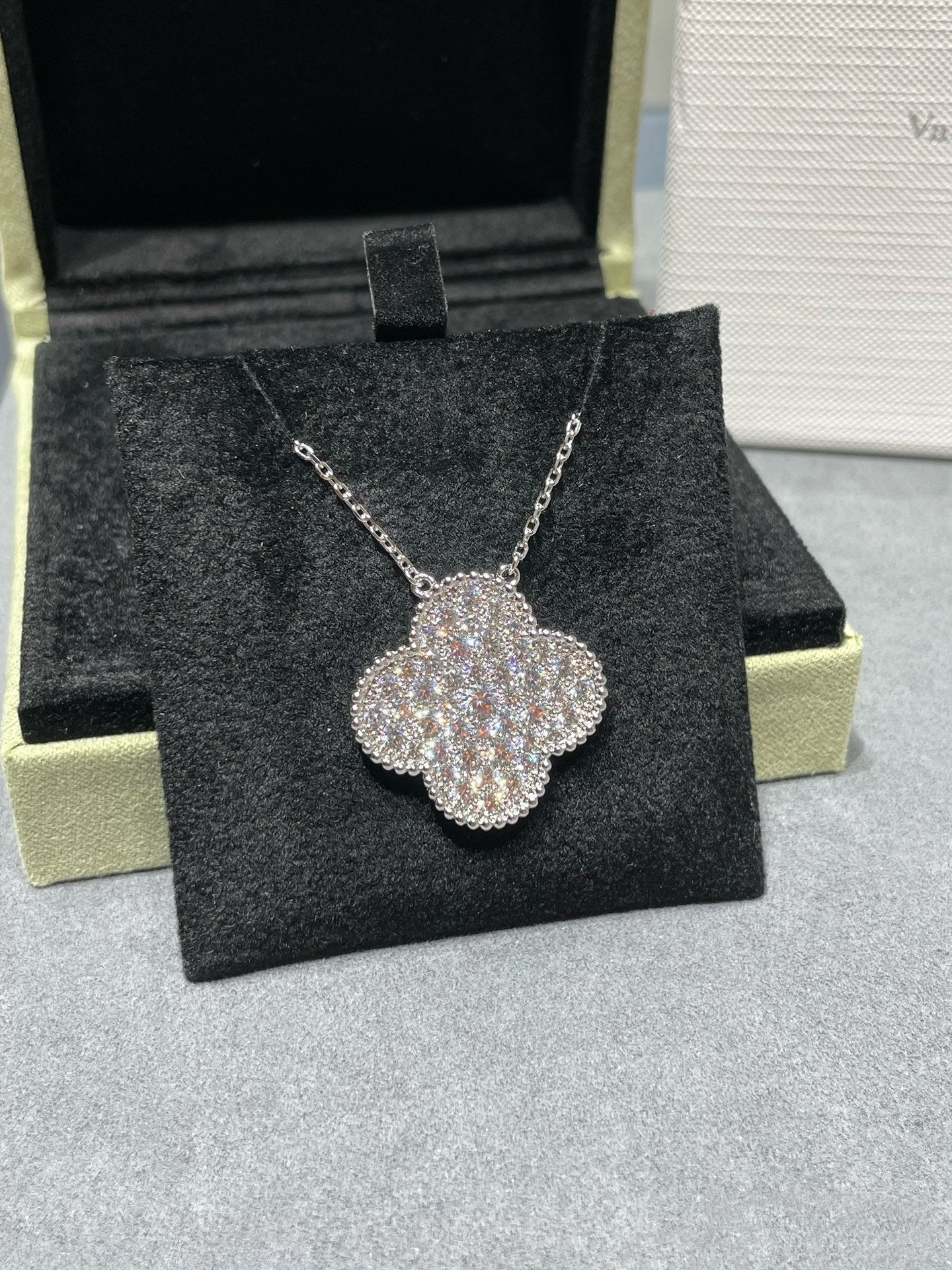 [Blaue Tränen]Clover 25mm großer Anhänger mit Diamanten besetzte Silberkette