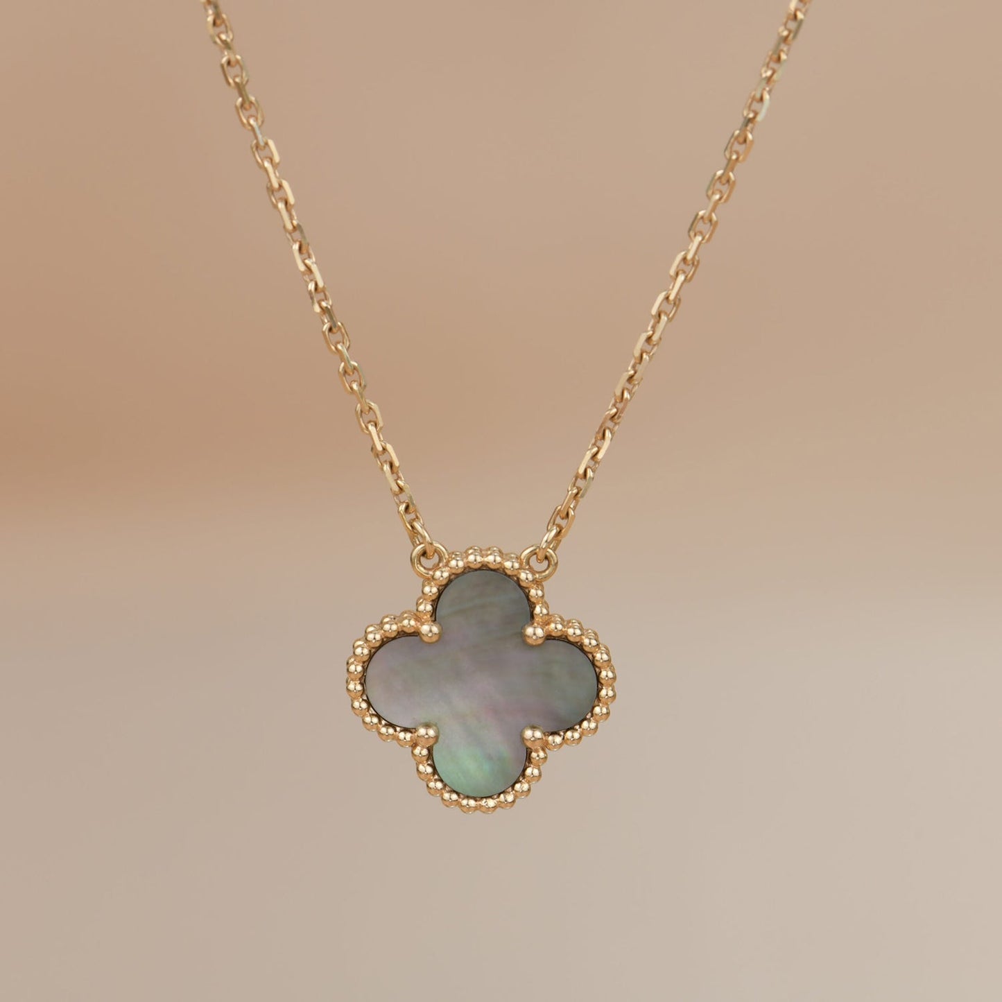 [BLUETRÄNEN]CLOVER 15MM GRAU PERLMUTT HALSKETTE