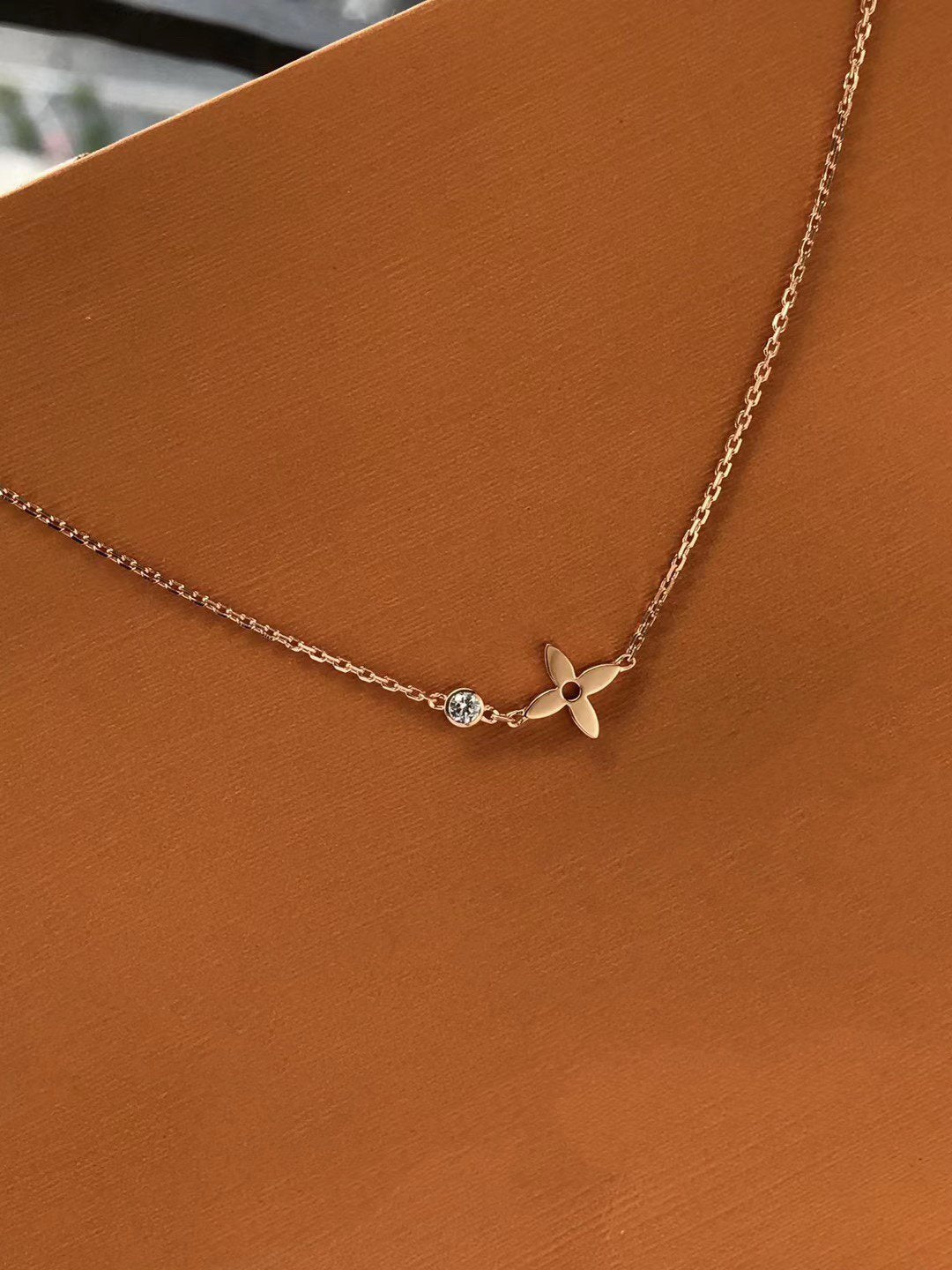 [BLAUE TRÄNEN] BLÜTENANHÄNGER ROSÉGOLD UND DIAMANT