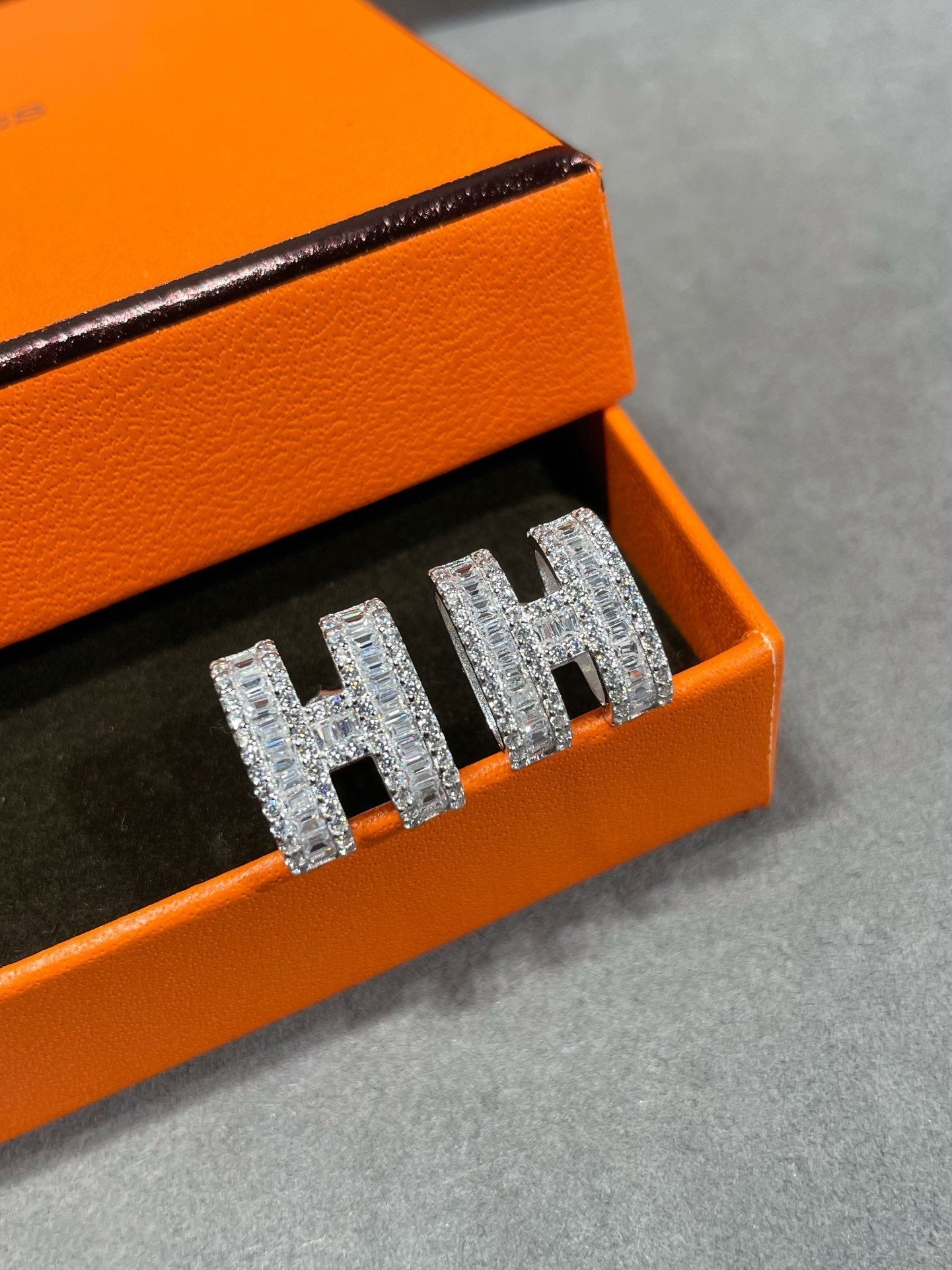[BLUE TEARS]H OHRSTECKER MIT SILBERNEN DIAMANTEN