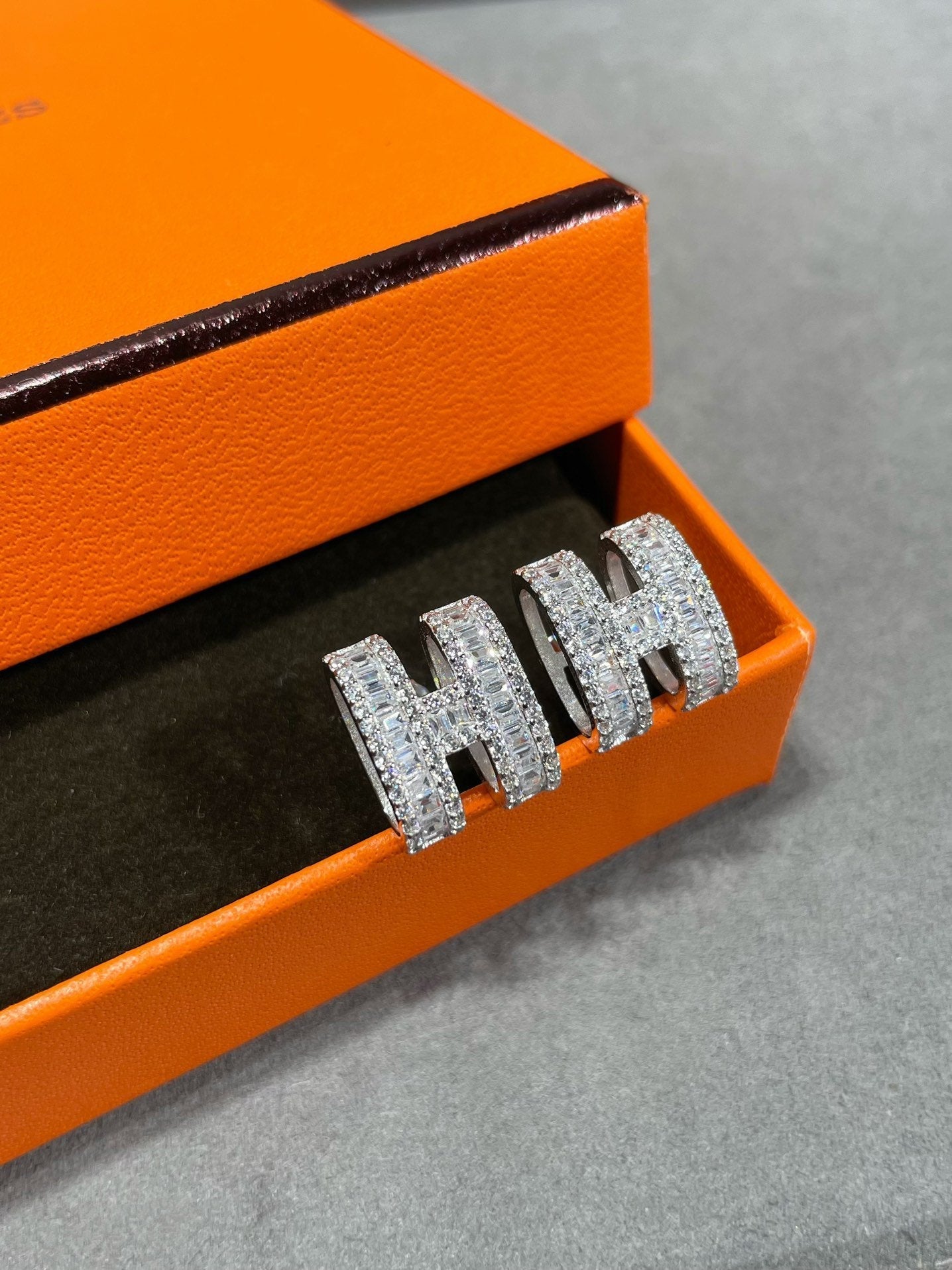 [BLUE TEARS]H OHRSTECKER MIT SILBERNEN DIAMANTEN