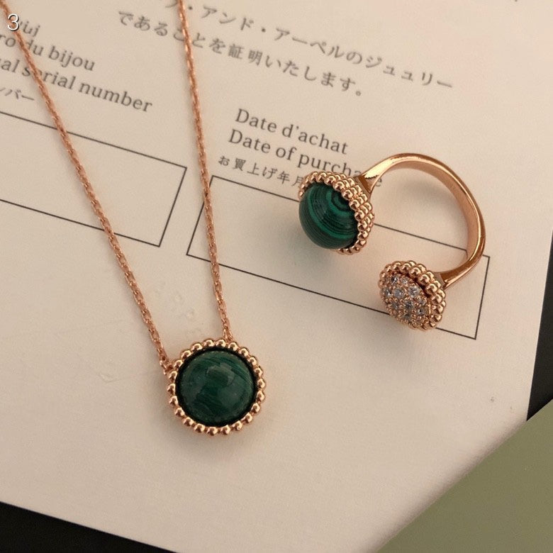 [BLAUE TRÄNEN] PERLEE COULEURS DIAMANT ROSÉGOLD ZWISCHEN DEN FINGERN