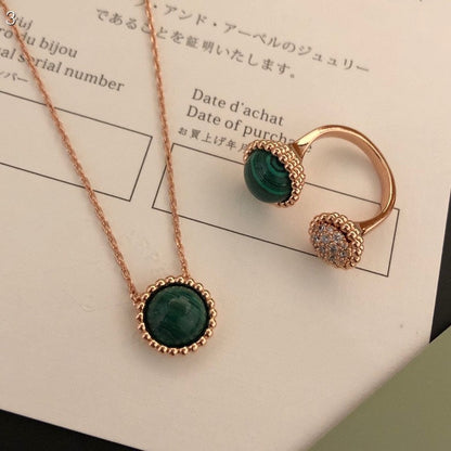 [BLAUE TRÄNEN] PERLEE COULEURS DIAMANT ROSÉGOLD ZWISCHEN DEN FINGERN