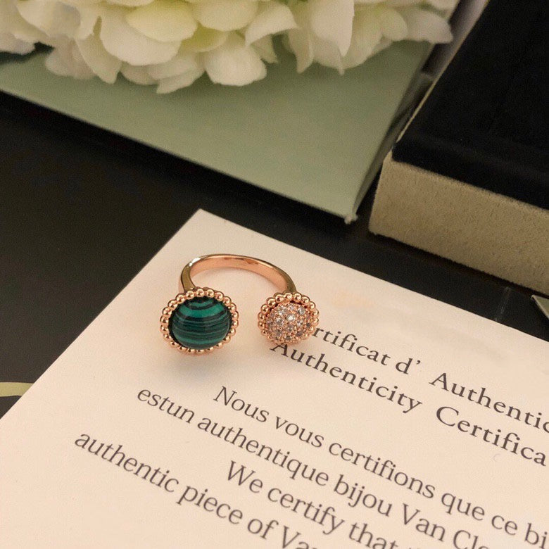 [BLAUE TRÄNEN] PERLEE COULEURS DIAMANT ROSÉGOLD ZWISCHEN DEN FINGERN