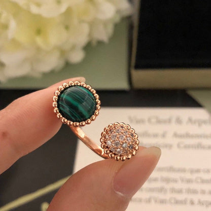[BLAUE TRÄNEN] PERLEE COULEURS DIAMANT ROSÉGOLD ZWISCHEN DEN FINGERN