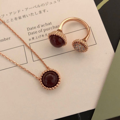 [BLAUE TRÄNEN] PERLEE COULEURS DIAMANT ROSÉGOLD ZWISCHEN DEN FINGERN