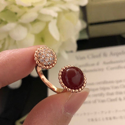 [BLAUE TRÄNEN] PERLEE COULEURS DIAMANT ROSÉGOLD ZWISCHEN DEN FINGERN